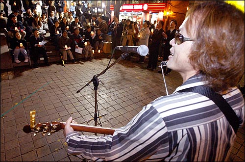 11일 저녁 서울 광화문 교보빌딩 앞에서 열린 '하자!하자! 평화단식' 참가자 한마당 '촛불의 힘' 행사에 참석한 가수 손병휘씨가 노래를 부르고 있다. 